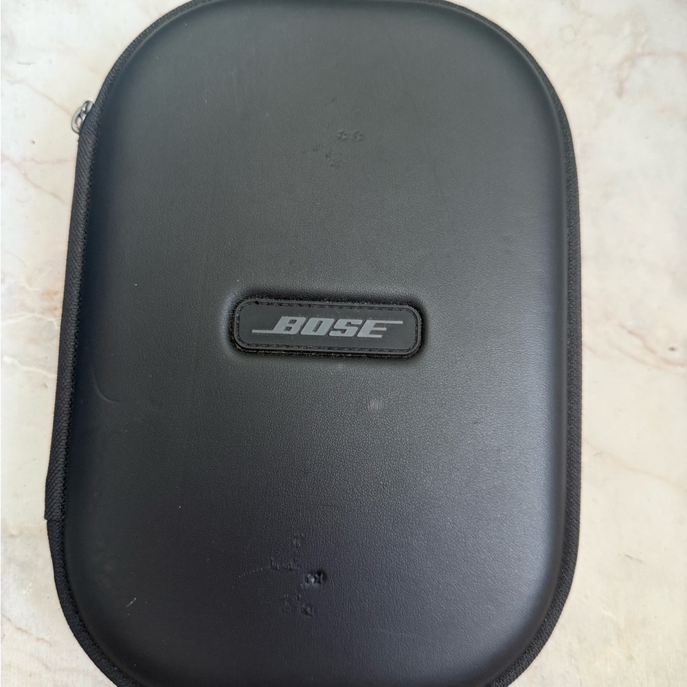 Bose Silver Over-Ear Wireless Headphones with Comfort and Style - Picture 6 of 6